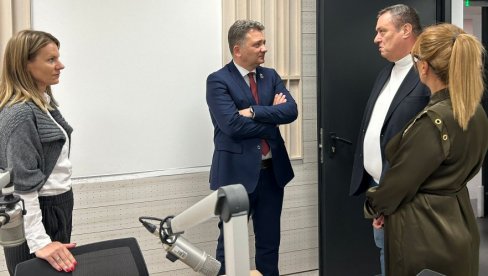 STALNI RADNI ODNOS ZA DUGOGODIŠNJE HONORARCE: Ministar Mihajlo Jovanović u poseti RTV
