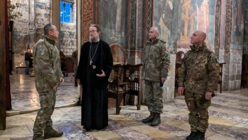 UPOZNAT SA JEDNIM OD NAJVAŽNIJIH MESTA SVETSKE BAŠTINE NA BALKANU: Komandant Kfora Ozkan Ulutaš posetio manastir Visoki Dečani (FOTO)