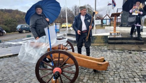 ПУЦАЛИ И ИЗ ТОПА: Дан примирја обележен и у куршумлијсксом селу Игриште крај првог споменика Гвозденом пуку