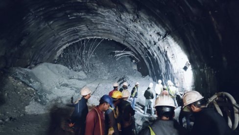 ЈОШ ЈЕДНА БЕСАНА НОЋ ПРЕД ЊИМА: Радници заробљени унутар срушеног тунела, чека се материјал за спасавање (ФОТО)