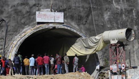 ХРАНУ, ВОДУ И КИСЕОНИК ДОБИЈАЈУ КРОЗ ЦЕВ: Наставља се спасавање радника затрпаних у тунелу у Индији