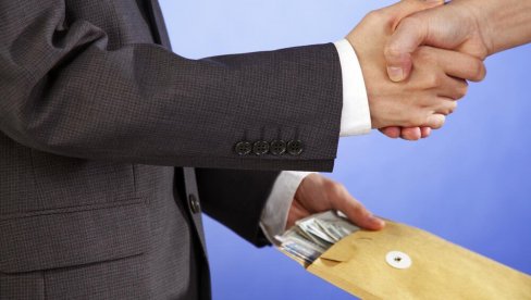 ТУРСКИ МЕДИЈИ ТВРДИ: Кијевска власт пребацује милионе у Емирате