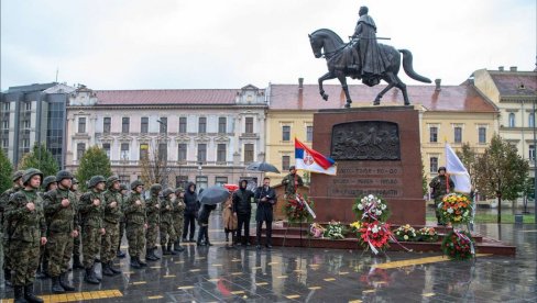 SEĆANJE NA OSLOBODIOCE: U Zrenjaninu po kiši obeležen praznik grada - Dan oslobođenja u Prvom svetskom ratu (FOTO)