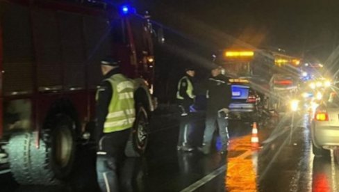 AUTOMOBIL SLETEO S PUTA: Četvoro povređenih, vatrogasci izvlačili putnike iz kola