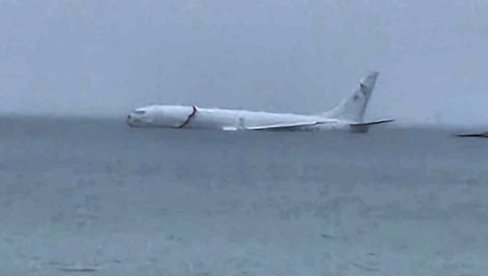 AVION U ZALIVU PUNOM AJKULA: Vojna letelica zbog nevremena promašila pistu pa završila u vodi (FOTO/VIDEO)