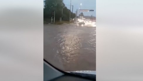 DELOVI GRADA POTOPLJENI, AUTOMOBILI POD VODOM: Neverovatni prizori u Hrvatskoj, za sat vremena palo kiše koliko za mesec dana (VIDEO)