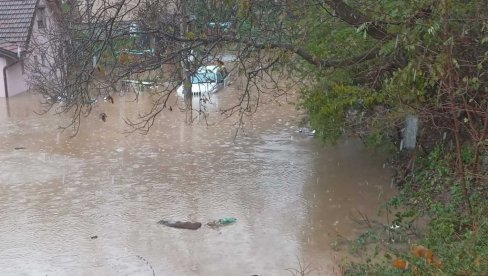 POPLAVE U BIJELOM POLJU: Spasena žena, voda opkolila školu, poplavljene kuće (VIDEO)