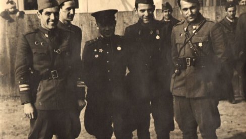 OSAM DECENIJA PONOSNO NOSE BARJAK SLOBODE:Posle 42 dana opsade Kraljevo je krajem novembra 1944. godine oslobođeno od okupatora (FOTO) OSAM DECENIJA PONOSNO NOSE BARJAK SLOBODE:Posle 42 dana opsade Kraljevo je krajem novembra 1944. godine oslobođeno od okupatora (FOTO)