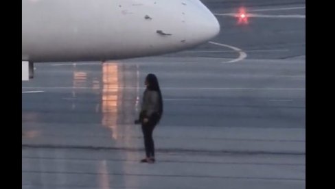 ZAKASNILA NA AVION, PA POKUŠALA DA GA ZAUSTAVI: Umesto željene destinacije, dobila zatvorsku ćeliju (FOTO/VIDEO)