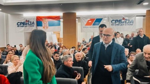 ВУЧЕВИЋ НА ЗВЕЗДАРИ: Пред нама су врло тешки и судбоносни избори, али и врло једноставни (ФОТО) ВУЧЕВИЋ НА ЗВЕЗДАРИ: Пред нама су врло тешки и судбоносни избори, али и врло једноставни (ФОТО)