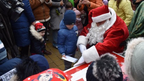 „KUTIJA ŽELJA“ ZA PISMA DEDA MRAZU: Akcija Grada Kikinde za male sugrađane jedinstevna u Srbiji