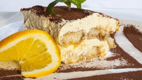 ŠARLOTA SA LIMUNOM: Savršeno kremasta torta