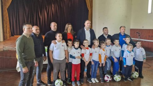СТИГЛА ЈЕ НОВА ОПРЕМА: Спортски савез Србије обрадовао малишане у Томашевцу