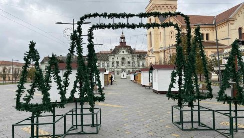 У СУСРЕТ НОВОГОДИШЊЕМ УЛИЧНОМ КАРНЕВАЛУ: У Зрењанину се припремају за најрадоснији период у години (ФОТО)