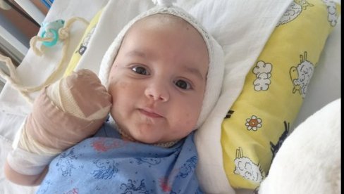 BEBA OSTALA BEZ PRSTIJU NOGU I RUKU: Mali Lazar Jakovljević iz Broda zbog bolesti podvrgnut amputaciji