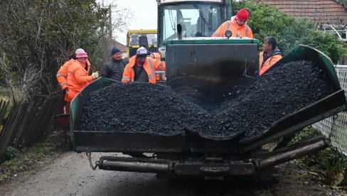 ASFALTIRA SE ULICA U CRKVENCU: Jedno od deset aktuelnih gradilišpta u Svilajncu (FOTO)