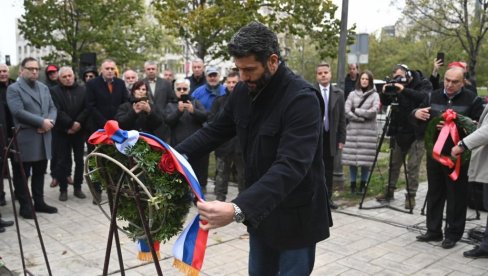 ŠAPIĆ OTKRIO SPOMENIK U HAJDUK VELJKOVOM PARKU: Žrtve ratova devedesetih ne smemo da zaboravimo, da nam se slično bi ponovilo (FOTO)