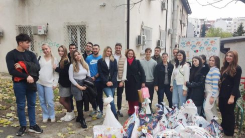 MALIŠANIMA ULEPŠALI PRAZNIKE: Beogradski studenti sa kolegama iz regiona uručili paketiće deci Svratišta