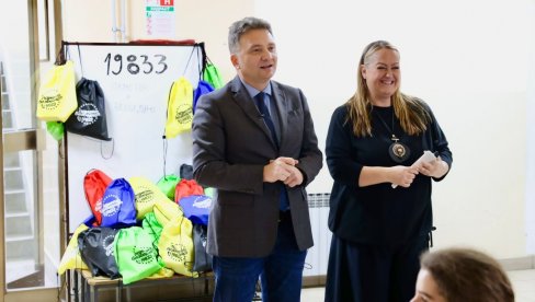 LOKALNA RAČUNARSKA MREŽA I BRZI INTERNET: Ministar Jovanović posetio osnovne škole u Velikoj Plani i Smederevu