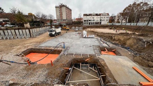 ПО СВЕЖЕ ВОЋЕ И ПОВРЋЕ ОД ЈЕСЕНИ 2024: Напредује изградња модерне пијаце у центру Обреновца (ФОТО) ПО СВЕЖЕ ВОЋЕ И ПОВРЋЕ ОД ЈЕСЕНИ 2024: Напредује изградња модерне пијаце у центру Обреновца (ФОТО)