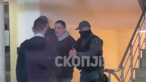 СРАМНО: Вањин отац ово показао новинарима док га је полиција спроводила у суд (ВИДЕО)