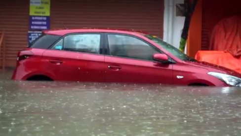 POTOPLJENI PUTEVI, AUTOMOBILI POD VODOM: Vanredna situacija na jugu Indije