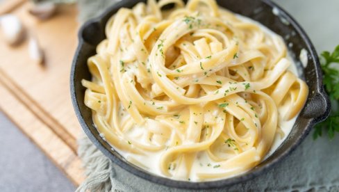 SA SOČNIM BELIM MESOM U SOSU OD PAVLAKE I SIRA: Alfredo pasta - jedna od najomiljenijih