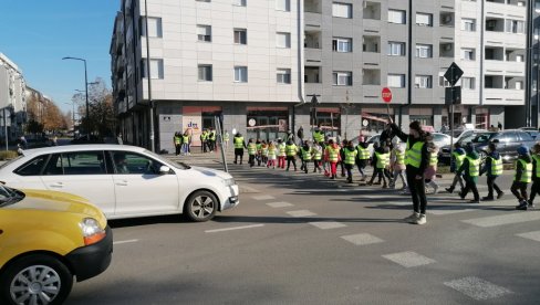 ZA BEZBEDNOST ĐAKA NIŽIH RAZREDA U SAOBRAĆAJU: U Novom Sadu predstavljen projekat Školske saobraćajne patrole (FOTO)