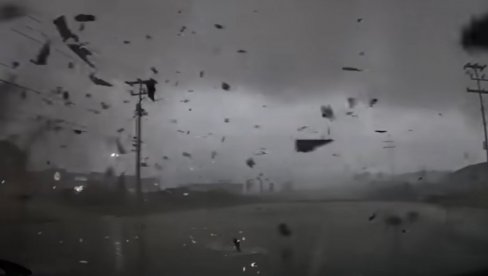PRIRODA POKAZALA SVU SVOJU JAČINU: Neverovatni snimci tornada - munje sevaju, drveće leti na sve strane (VIDEO)