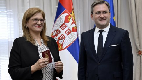 MOM OCU STE VRATILI POREKLO: Na svečanosti u Vladi, ministar Nikola Selaković uručio srpski pasoš  Mariji  Jovović