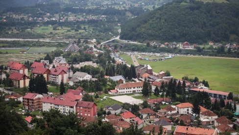 ROŽAJCIMA SMETA SRPSKA: Skandal na međunarodnom festivalu folklora u Mojkovcu, KUD Vrelo Ibra napustilo Zlatni ćemer zbog natpisa