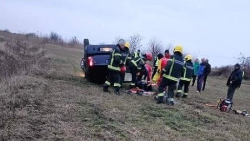 AUTOMOBIL SLETEO S PUTA KOD SOMBORA: Ima povređenih, vatrogasci i Hitna na licu mesta (FOTO)