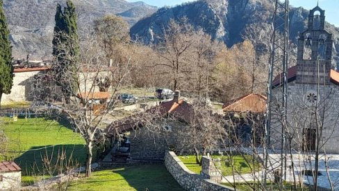 VATRENA STIHIJA PROGUTALA VREDNU MANASTIRSKU BIBLIOTEKU: Izgoreo konak manastira Donji  Brčeli, ostali samo zidovi (FOTO)