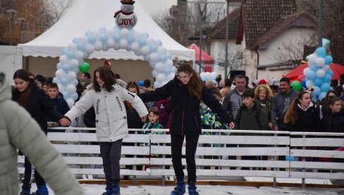 OBEZBEDILI IM I BESPLATNE KLIZALJKE: Deca u Pećincima do kraja januara uživaće u čarima klizanja