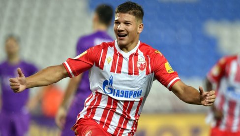MAJSTORIJA SRBINA: Jovan Mijatović postigao gol sa centra protiv Lestera (VIDEO)