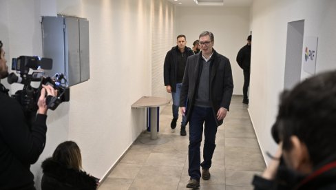 VUČIĆ U ŠTABU SNS-A: Predsednik će odavde pratiti izborne rezultate (FOTO)