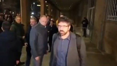 ĐILASOV PRVI ČOVEK S LISTE PSUJE DEMONSTRANTE: Drama ispred sedišta RIK (VIDEO)