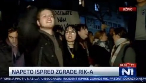 СРАМНО: Ђиласовци вређају српске полицајце (ВИДЕО) СРАМНО: Ђиласовци вређају српске полицајце (ВИДЕО)