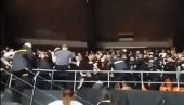 NOVI SNIMAK SKANDALA U VALENSIJI: Ovako je policija tukla navijače Partizana (VIDEO) NOVI SNIMAK SKANDALA U VALENSIJI: Ovako je policija tukla navijače Partizana (VIDEO)