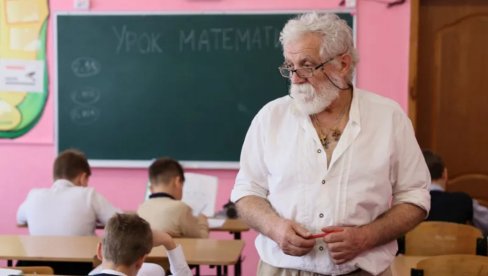 НЕЋЕТЕ ВЕРОВАТИ ГДЕ ПЕНЗИОНИСАНИ ПРОФЕСОР ИЗ ВРШЦА САДА РАДИ: Математику предаје у Луганску