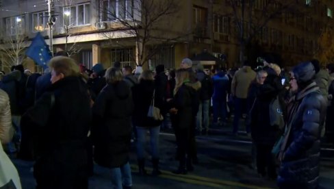 ZAVRŠEN PROTEST ISPRED RIK-a: Pravnicima Srbije protiv nasilja odobren uvid u birački materijal