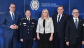 NASTAVLJAMO DA SE BORIMO DA NAŠA VOJSKA DOBIJE STATUS KOJI ZASLUŽUJE: Vučić prisustvovao svečanom prijemu Ministarstva odbrane