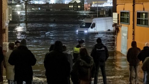 OLUJA REMETI PRAZNIČNE PLANOVE MNOGIMA: Evropljani na mukama, poplave na sve strane, saobraćaj u zastoju (FOTO)