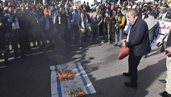 ХИЉАДЕ ДЕМОНСТРАНАТА ИЗАШЛО НА УЛИЦЕ РАБАТА: Траже прекид односа са Израелом