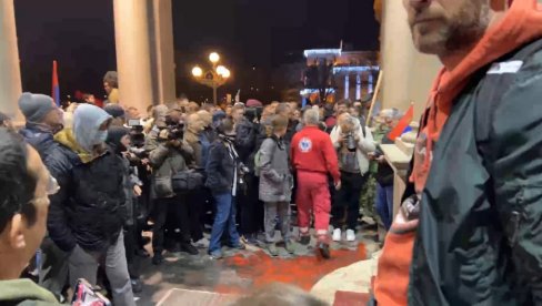 DEMONSTRANTI SIPAJU ŽUTU TEČNOST PO SKUPŠTINI: Nastavlja se sa uništavanjem narodne imovine (FOTO)