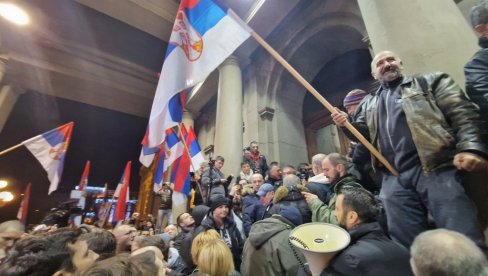 FIZIČKI SUKOB IZMEĐU ĐILASOVIH DEMONSTRANATA: Napali lice koje je htelo da ih odvrati od nasilnog upada (VIDEO)