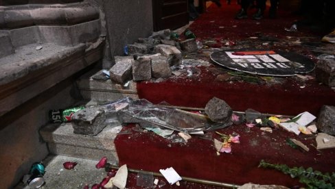 ХВАЛА ШТО СУ УСПЕЛИ ДА ИЗДРЖЕ НАСИЉЕ: Вучић - После напада на градску скупштину, порасла подршка грађана ХВАЛА ШТО СУ УСПЕЛИ ДА ИЗДРЖЕ НАСИЉЕ: Вучић - После напада на градску скупштину, порасла подршка грађана