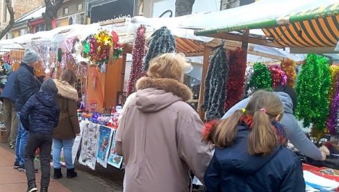 ПРОДАЈУ САМО НОВОГОДИШЊЕ И БОЖИЋНЕ УКРАСЕ: Празнични улични базар у Великом Градишту