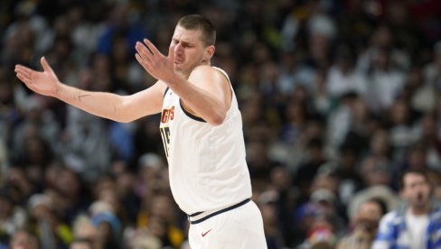 ХИТНО САОПШТЕЊЕ НАГЕТСА: Кошаркаш Денвера сломио ногу, саиграч Николе Јокића оперисан