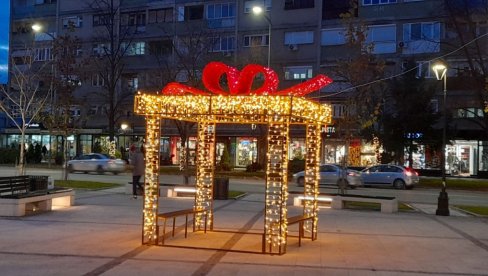 POKLON NAJMLAĐIM LESKOVČANIMA: Centralna podela novogodišnjih paketića